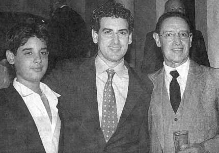 Image: Juan Diego Flrez with brother Sebastin and father Rubn Flrez. Lima May 2003. Photo from El Comercio