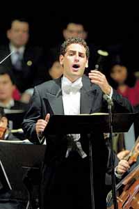 Image: Florez in concert Lima 2002. Photo by El Comercio